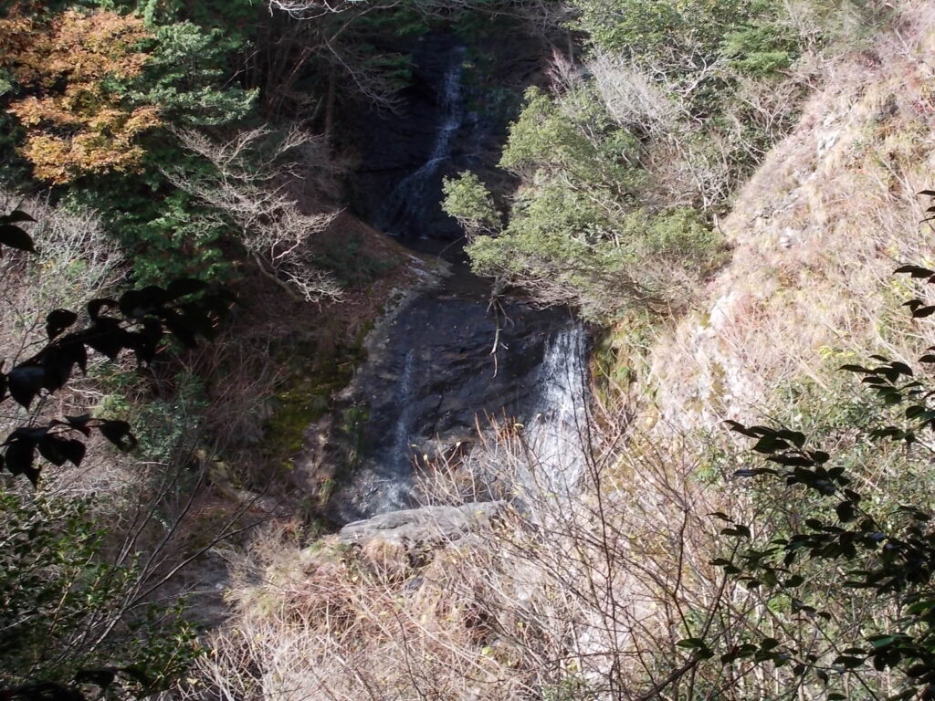 10：39　三の滝。ここもおりるのは大変です。