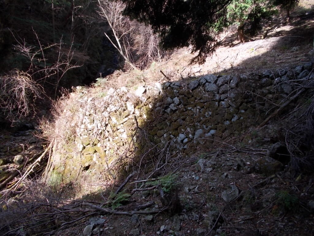 10：56　池の堰堤が見えてきました。