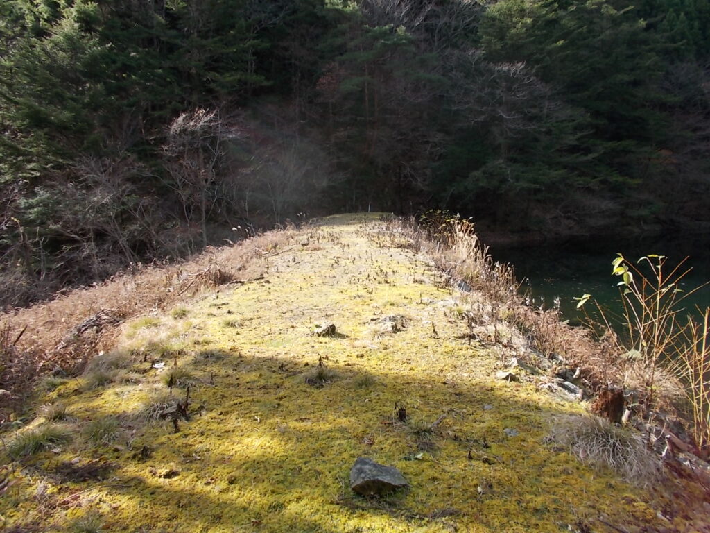 10：59　堰堤を渡ります。