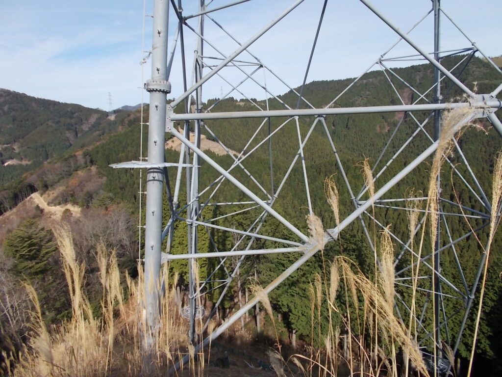 11：14　登り切ると鉄塔に出ます。