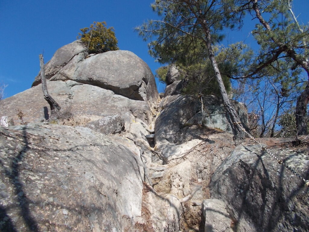 11:01 大きな岩場。狭い隙間を通り抜けます。リュックが大きいと難しいかも。