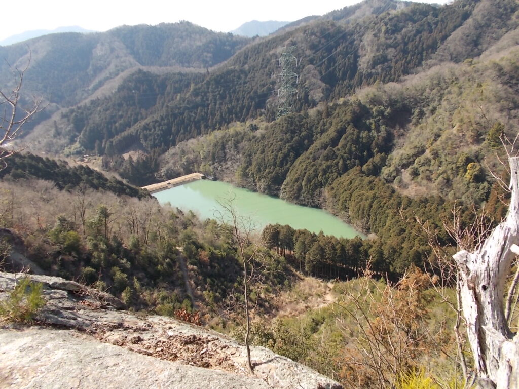 11:02 岩屋池が見えます。変な色ですね。