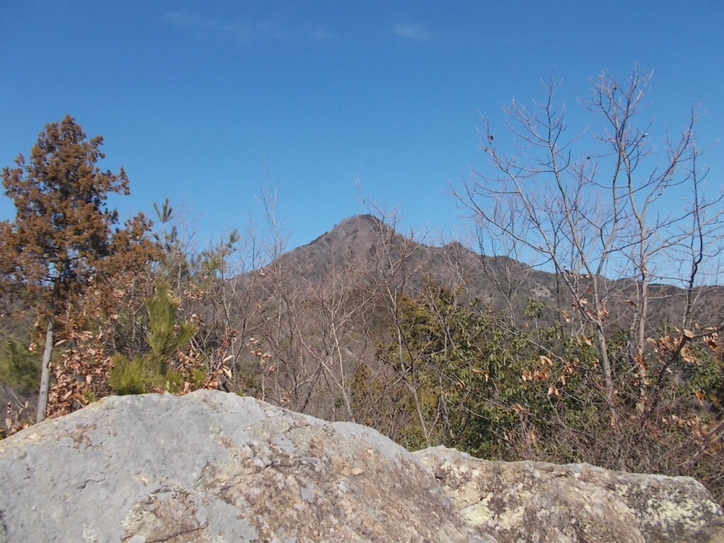 11:03 明神山山頂がよく見えます。
