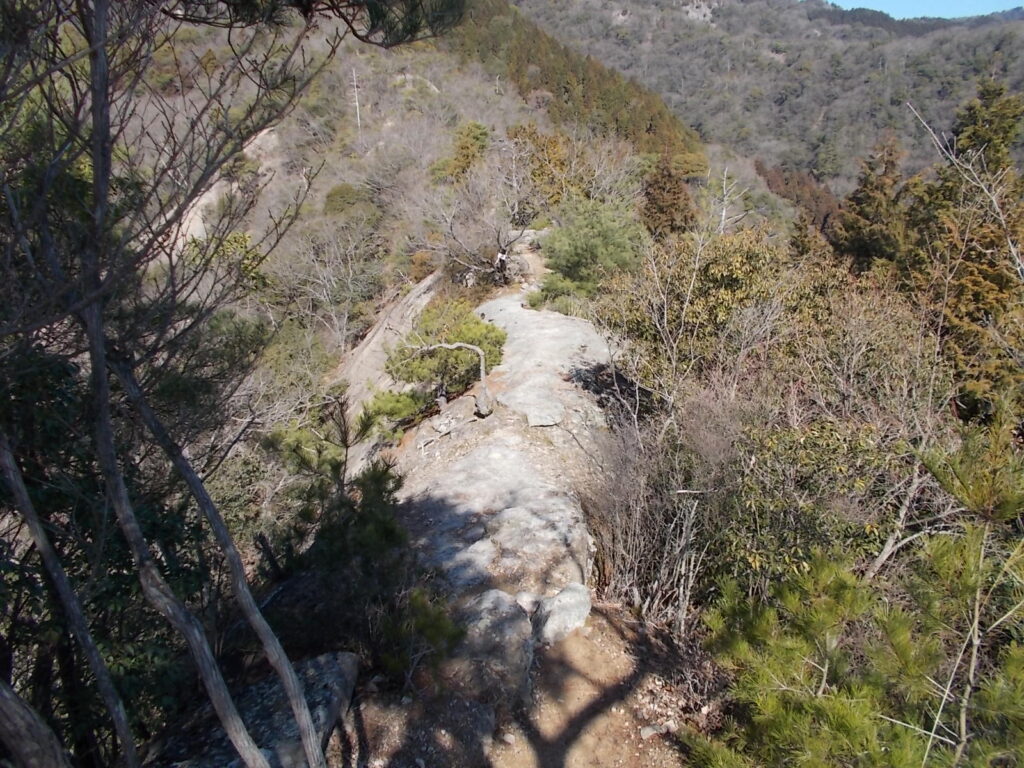 11:04 狭い岩尾根を歩きます。両サイドにご注意。