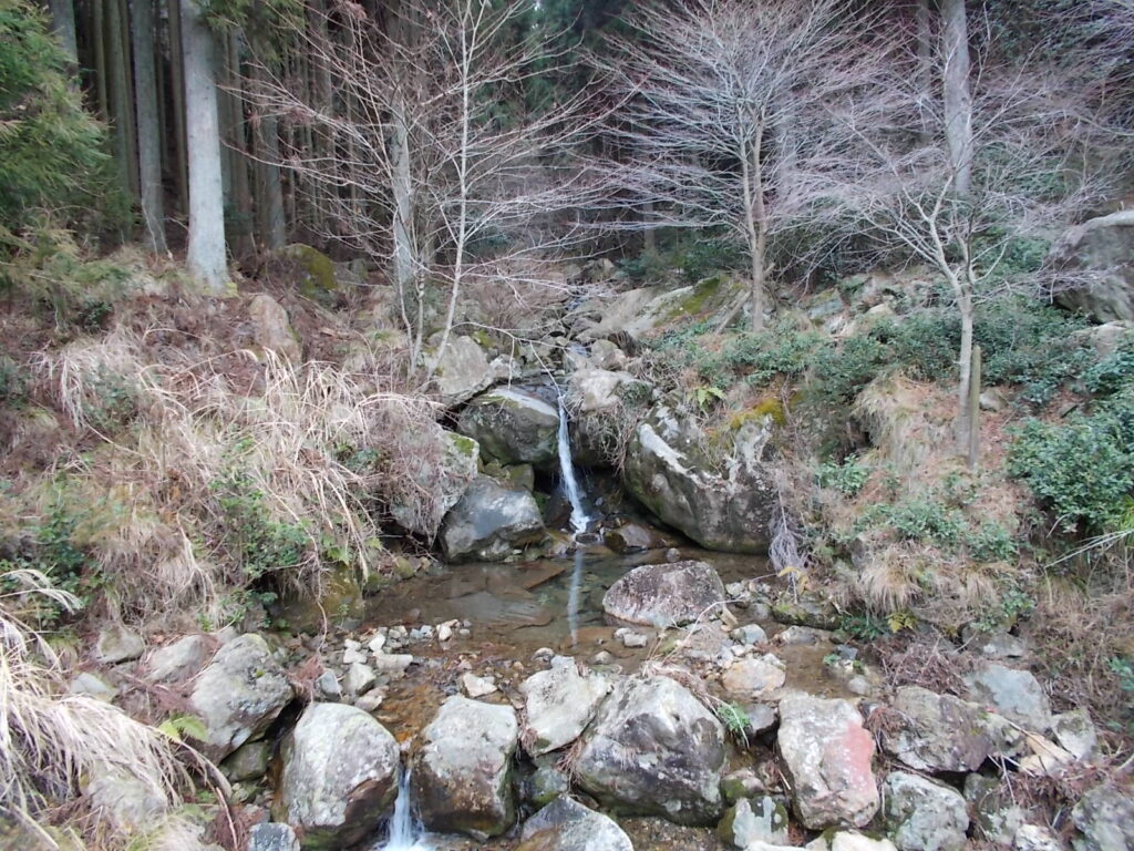 9:33 小さい滝。