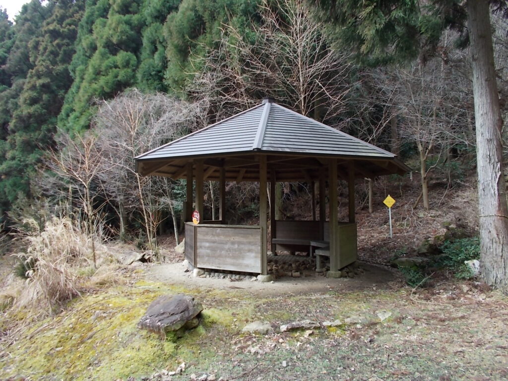 9:39 すぐに東屋。ここが登山口です。
