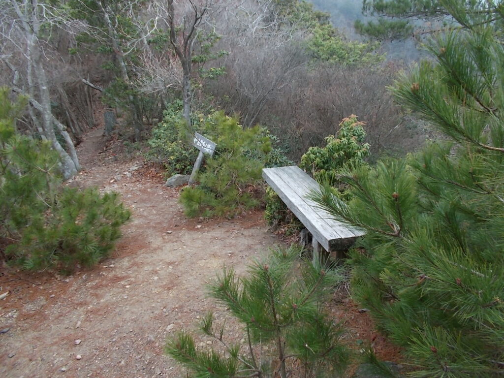 9:59 ベンチのある展望所。でも真っ白で何も見えません。