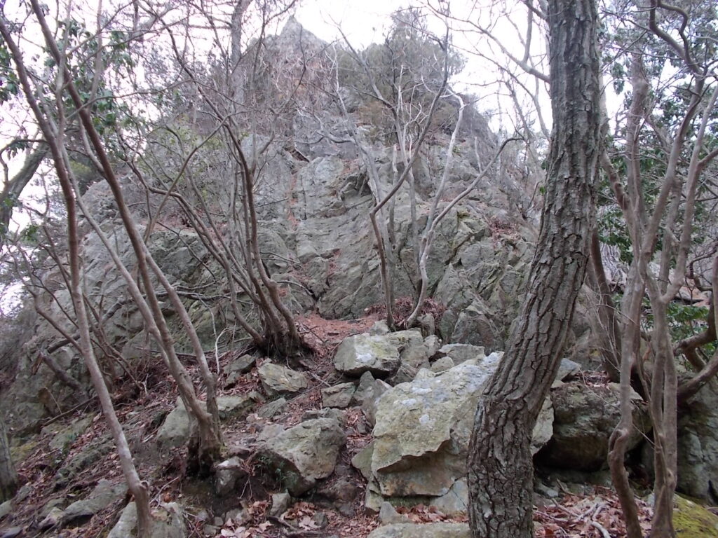 10:10 そびえ立つ岩。