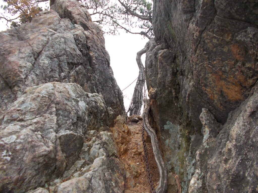 10:13 狭い岩の間を抜けます。