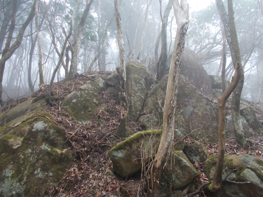 10:52 山頂手前の岩場。
