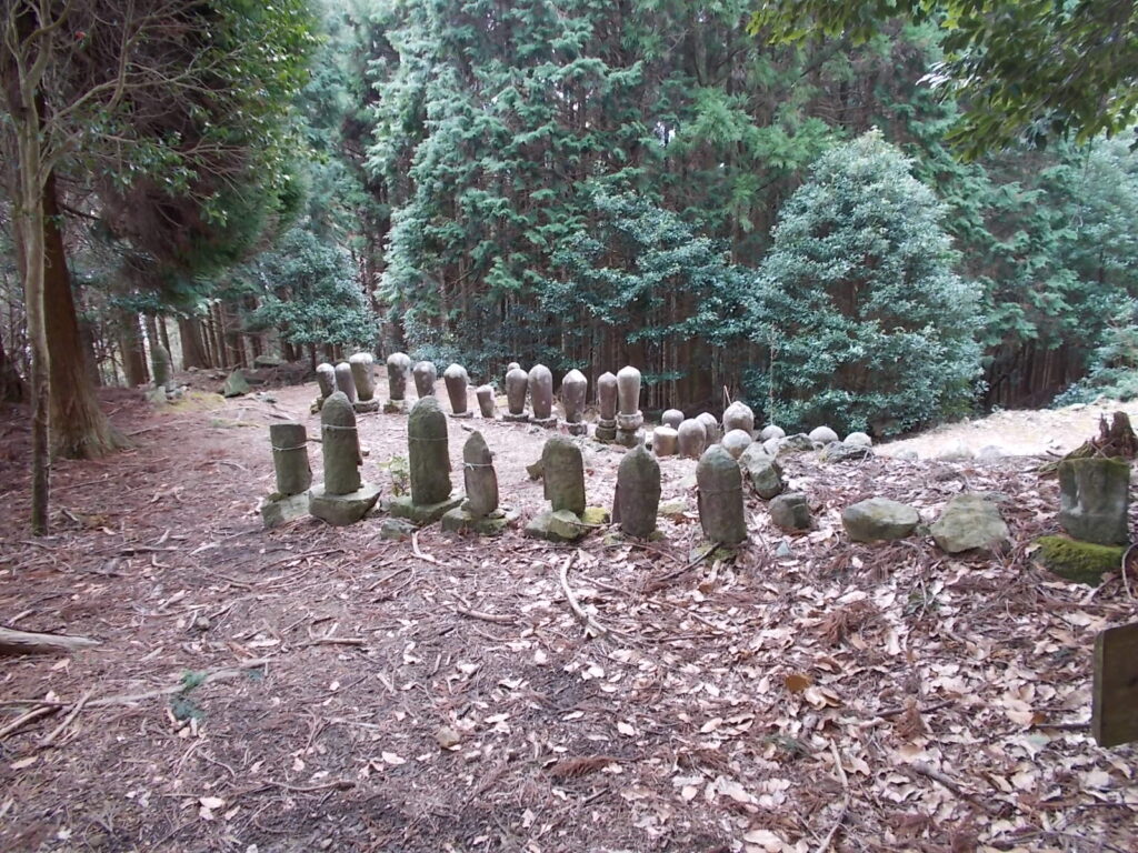 11:18 卵塔群が現れました。進行方向右側です。ただこの手前で左折するので、見落とすかも。