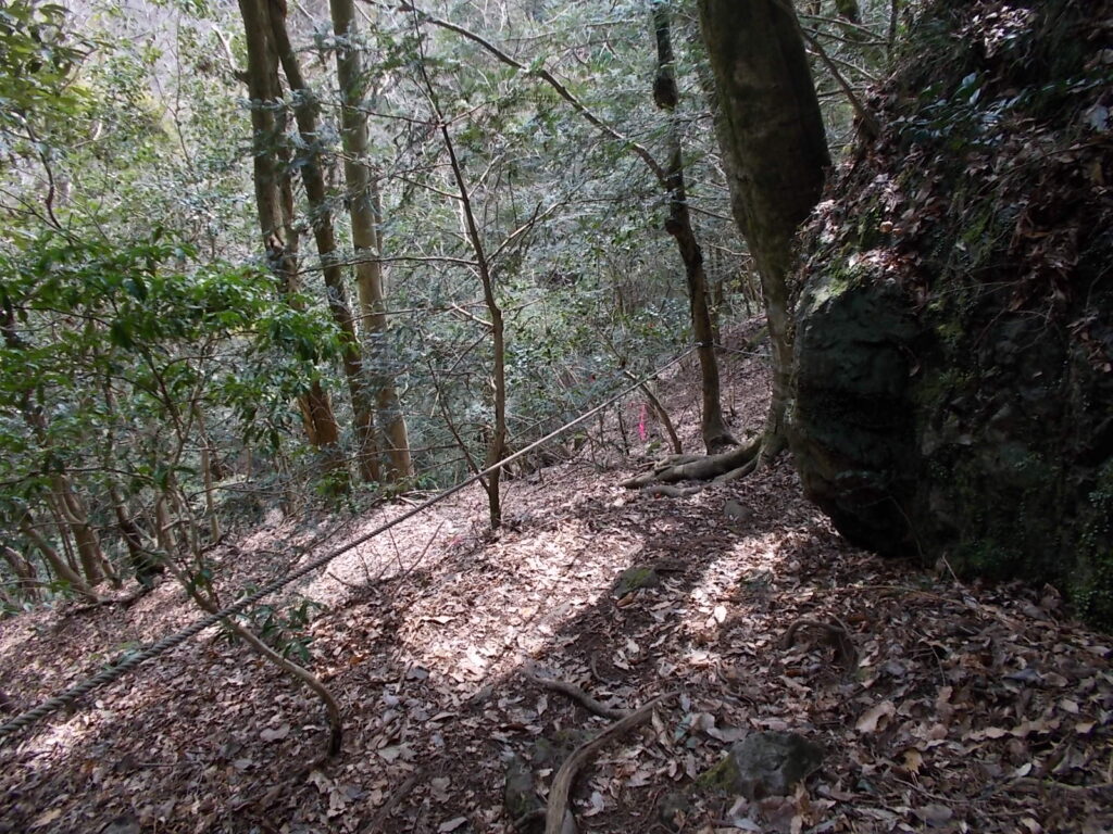 11:32 ロープのある急な下り。