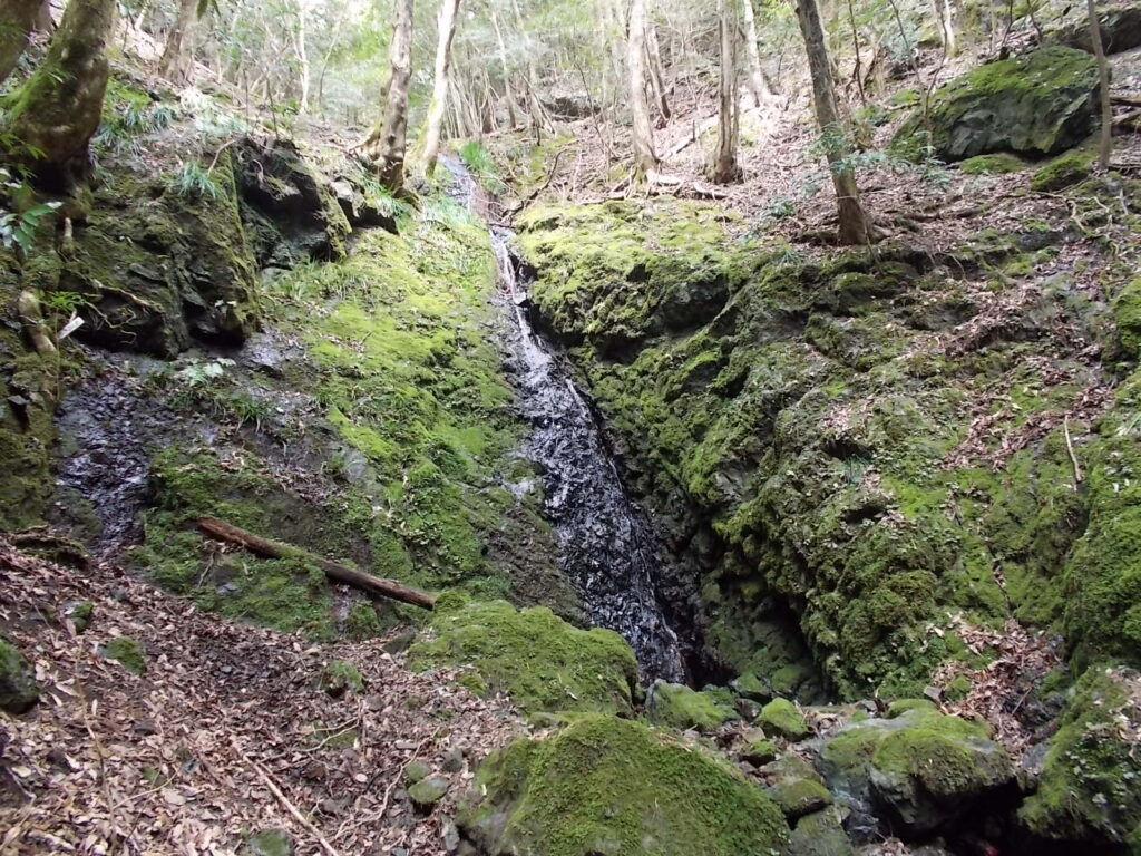 11:36 不動の滝。水量が少ないので、寂しい状態です。