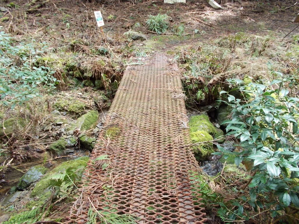 11:42 鉄製の橋を渡ります。