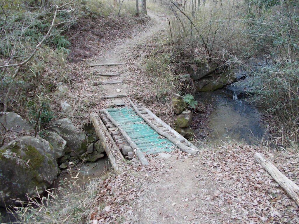 10：52　すぐに橋を渡ります。