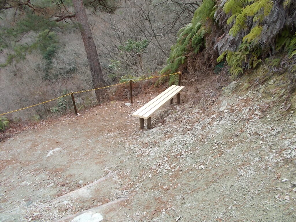 11：24　下る途中にあるベンチ。