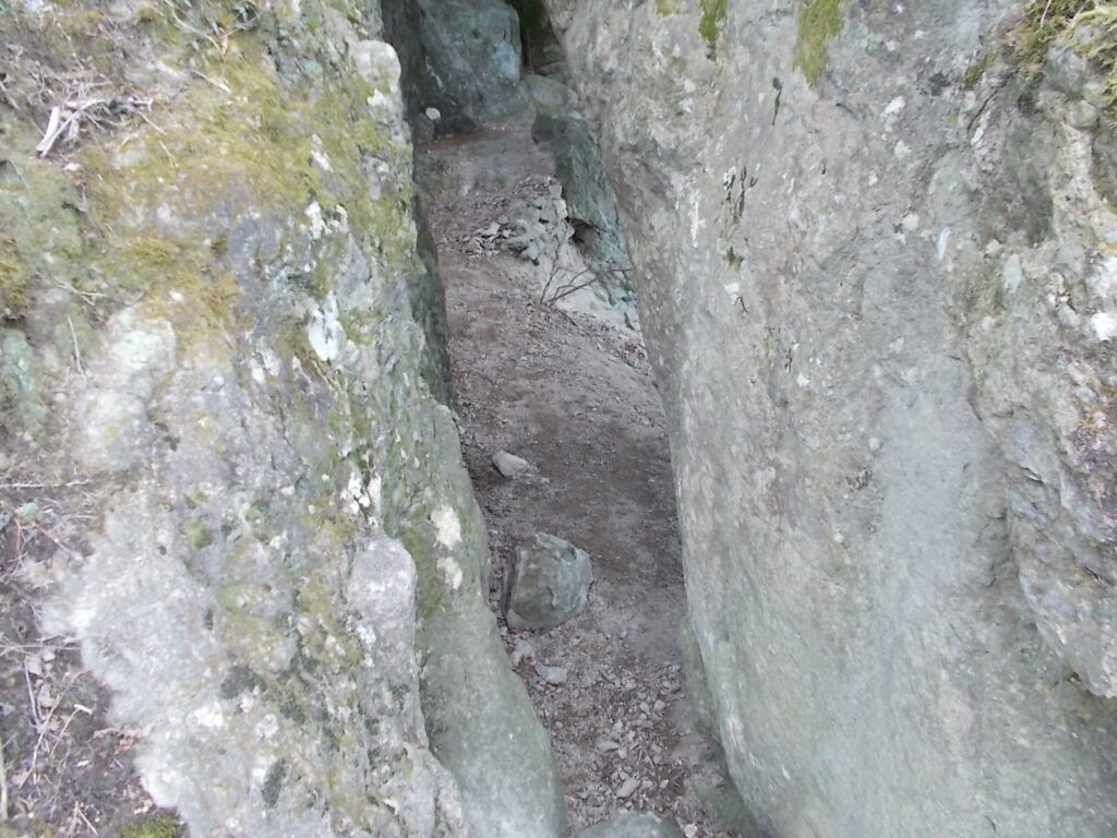 11：48　さらに進むと縦の割れ目が現れ、ここから中には入れます。