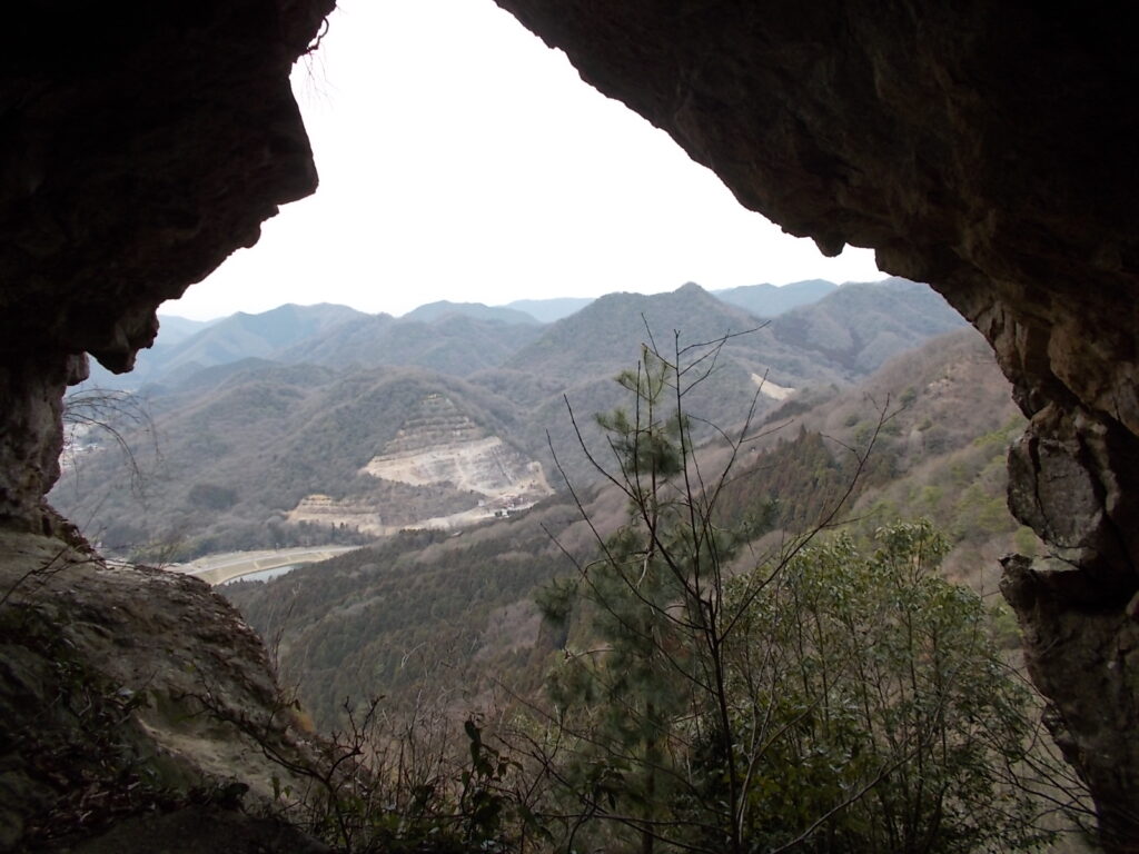 11：49　中から外を見られる大きな窓が開いています。