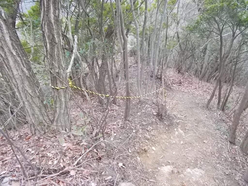 12：31　またまたロープのある急下りです。といってもけっこう歩きやすいです。