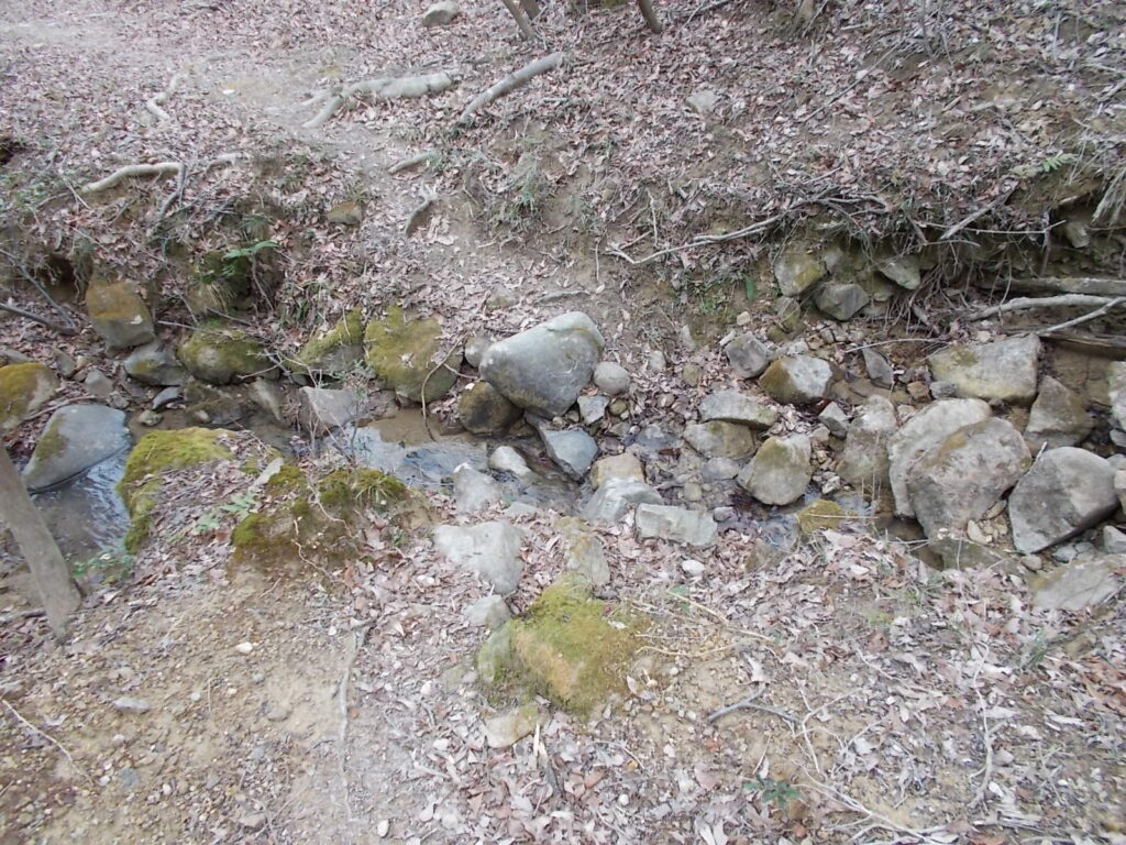 12：48　小さな流れを渡ります。