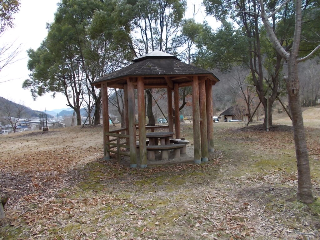 12：57　駐車場手前の東屋に着きました。