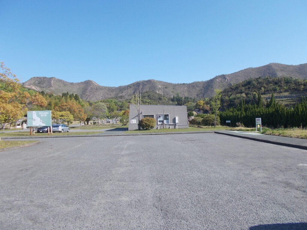 8：36　公園墓地の駐車場です。