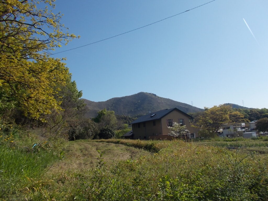 8：36　鹿島神社に向かう途中から見えた高御位山