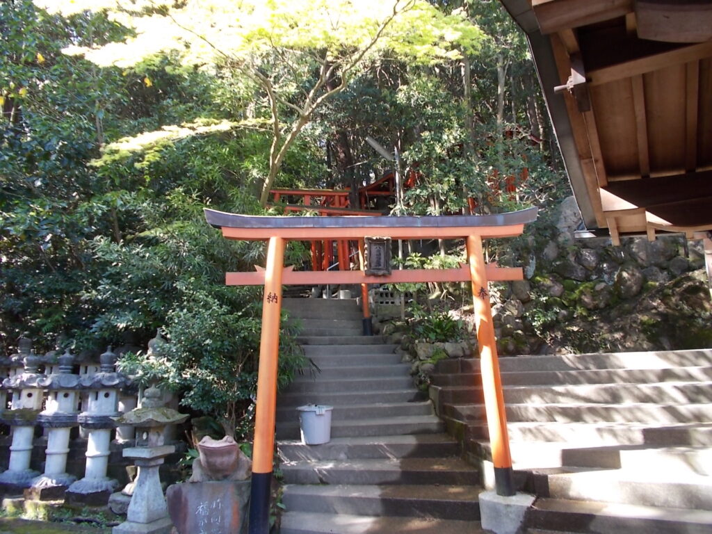 8：52　神社左横の鳥居。ここが登山口です。