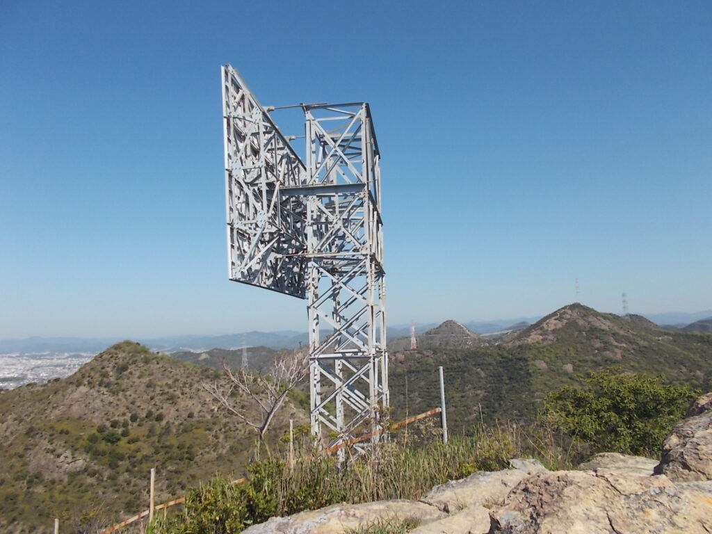 9：07　さらに進んで反射板のあるピーク