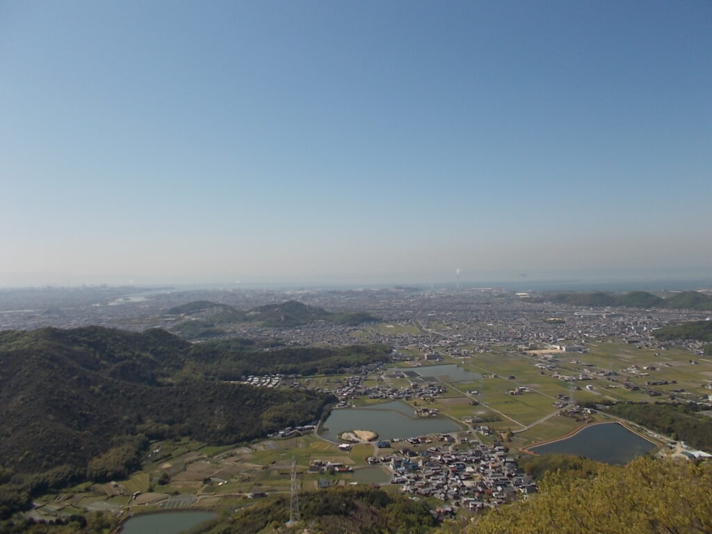 9：47　南側がよく見えます。この横にさらに見晴らしの良い高い岩があるんですが、先客が居るのでパスしました。