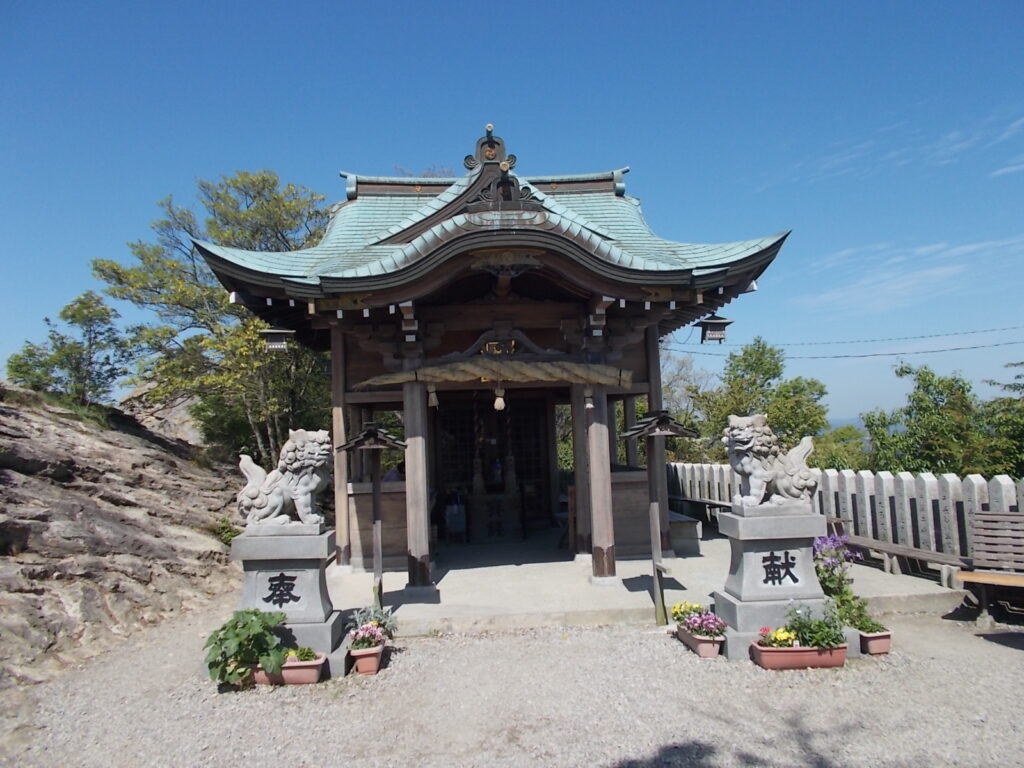 9：48　その横が高御位神社でした。