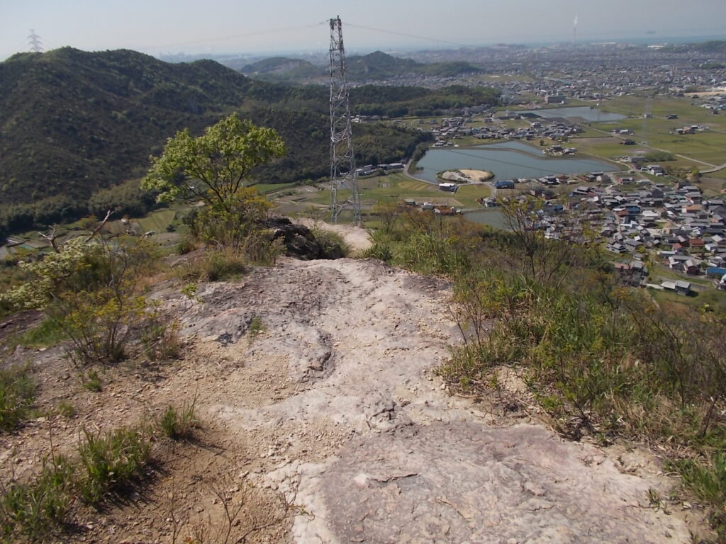 9：58　ここから鉄塔を目指して降りていきます。