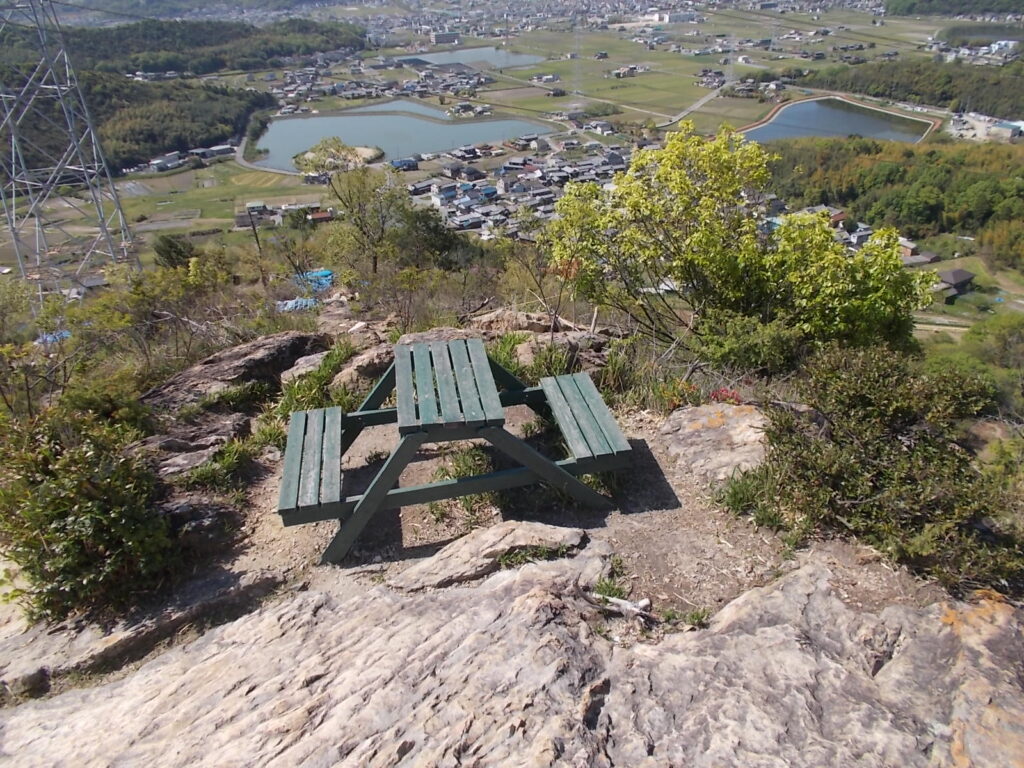 10：00　またまたベンチがありました。上りの時に使うといいようですね。