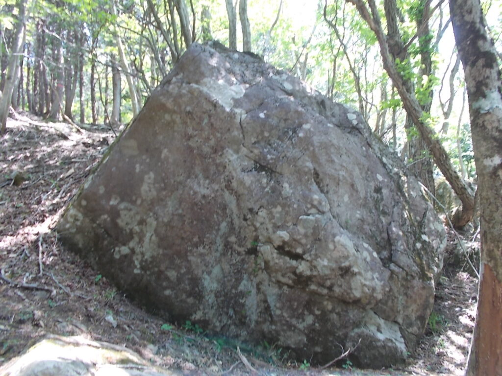 11:39 大きな岩が出てきました。