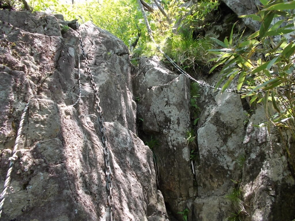 11:50 そしてすぐに岩登り。2.5mほどのほぼ垂直の岩を登ります。手をかけるところはいろいろあるんですが、足をかけるところが少ないので、慎重に。この左側に別ルートがあります。不安な方はこちらへ。