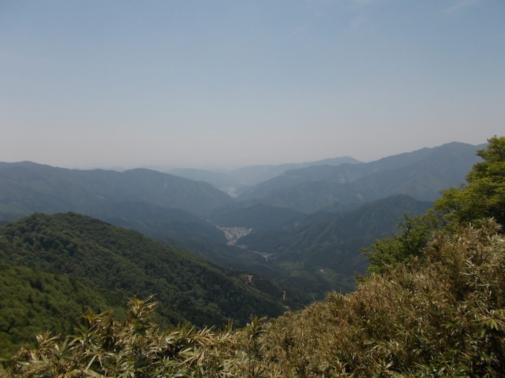 11:55 山頂手前の展望の良い場所に出ました。