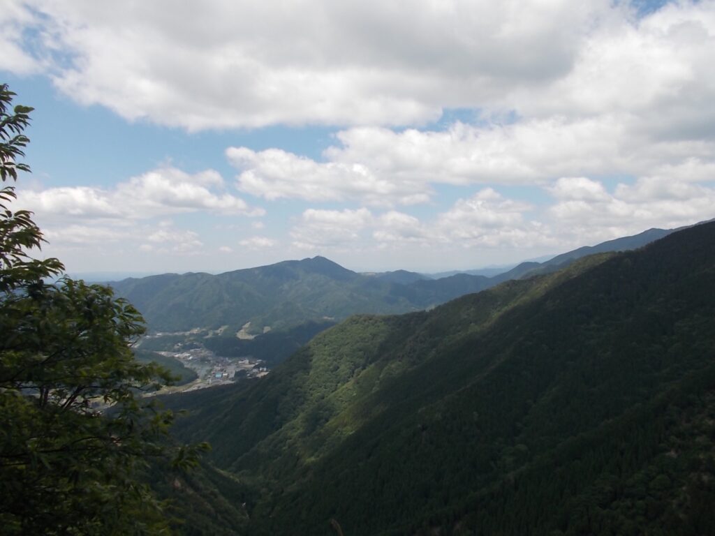 11：23　登り切ると西方面が開けた場所に出ます。ここから、日名倉山、後山（右のピーク）が見えてきます。ホッとしますね。