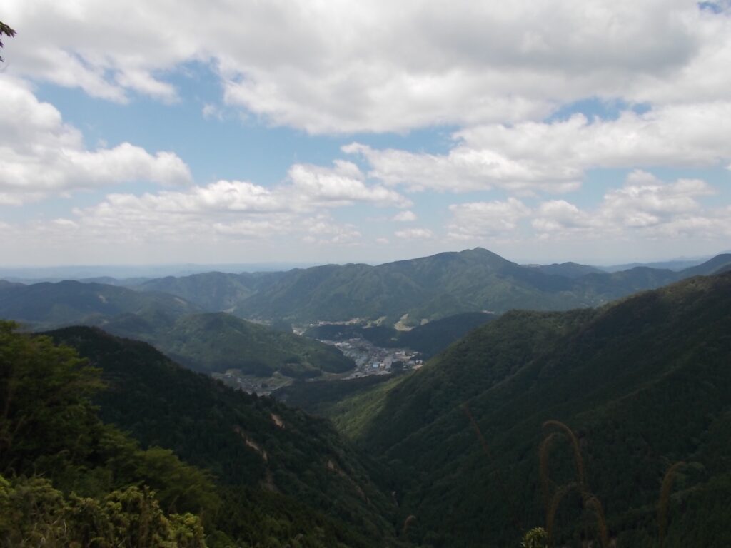 11：23　正面は日名倉山です。