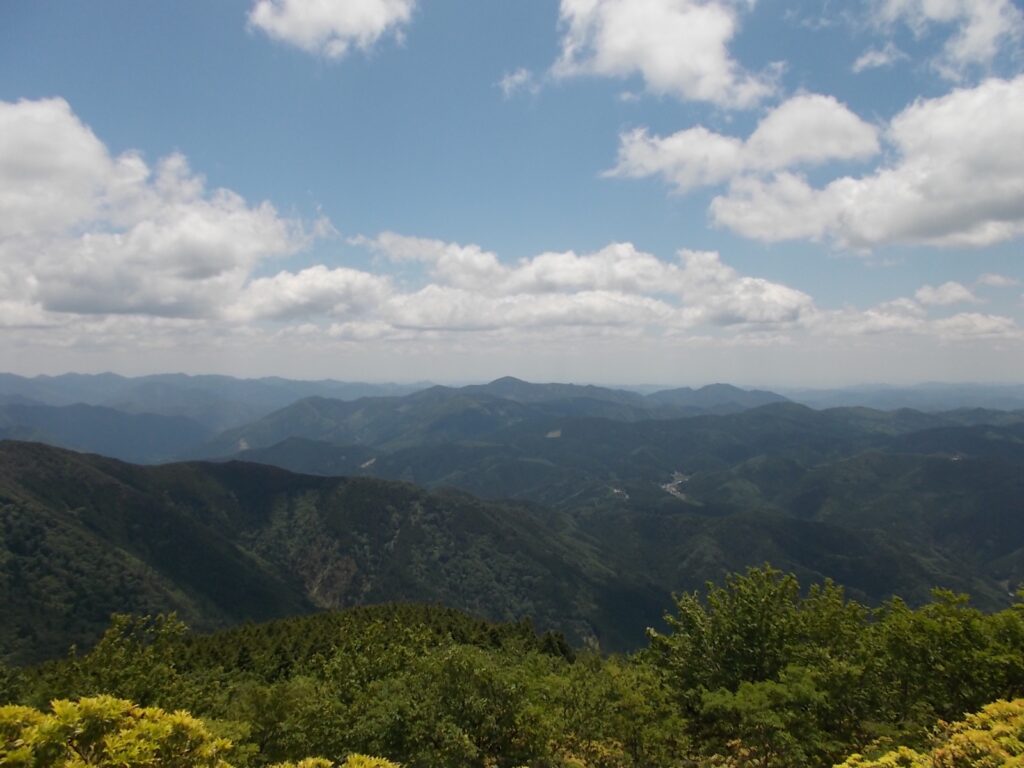 11：46　千町ヶ峰、段が峰方面。ここで昼食にしました。