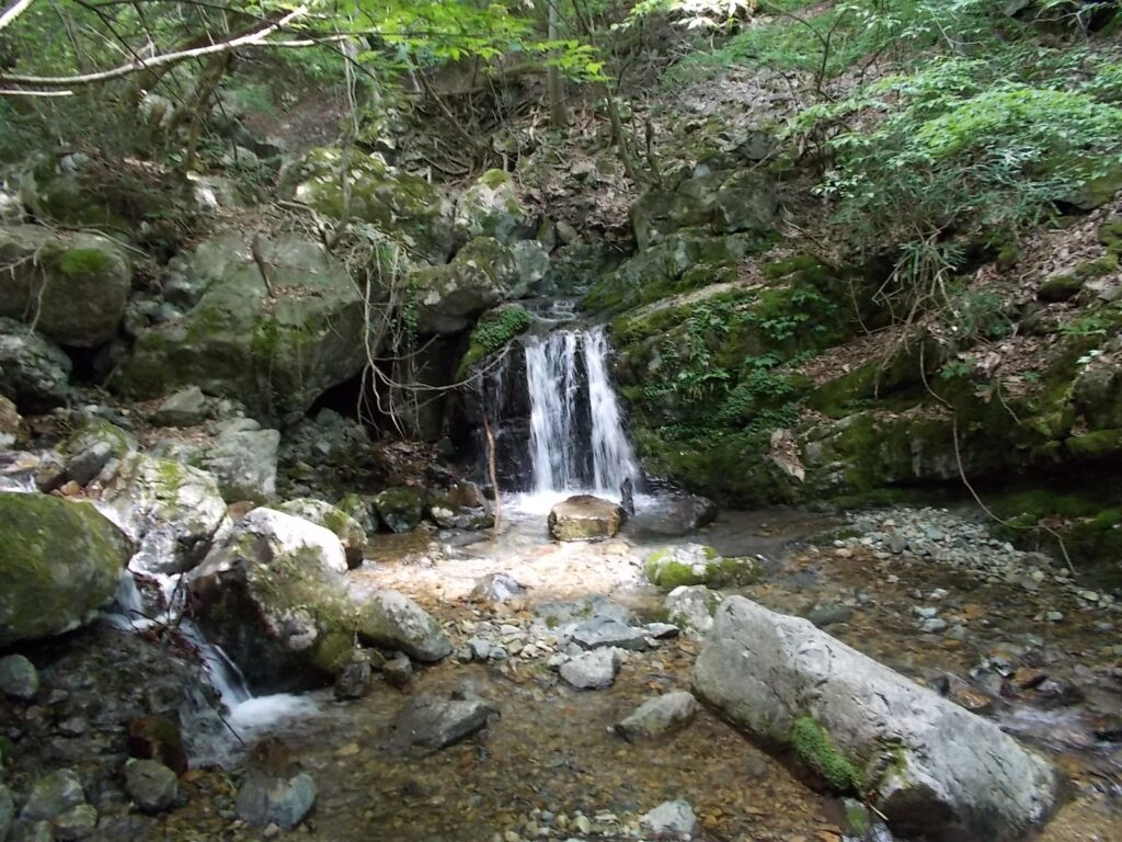12：57　途中、これくらいの小さな滝がいくつもあります。