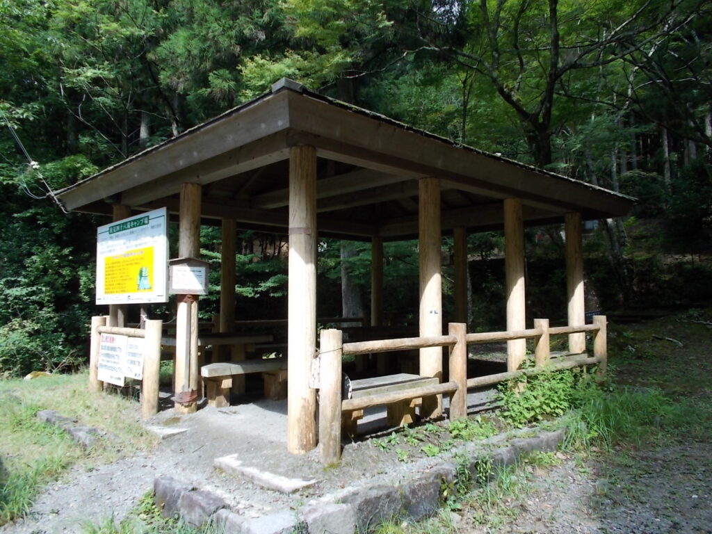 9：52　キャンプ場駐車場にある東屋。雨が降ったので役に立ちました。