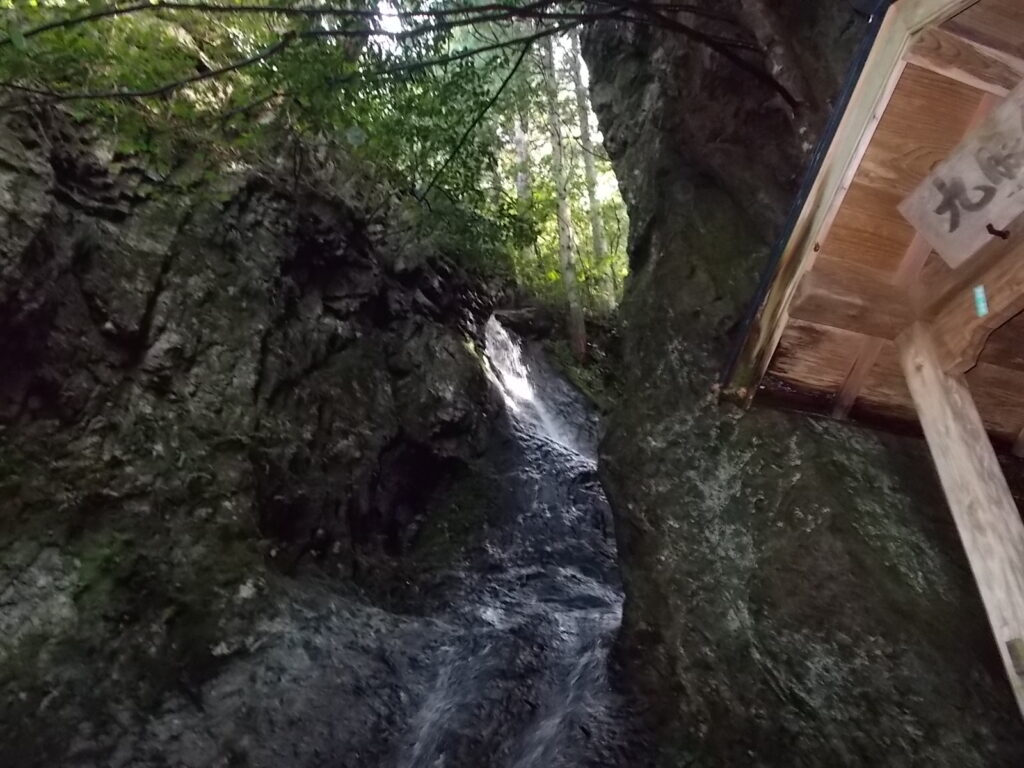 9：58　この滝の上部を肩ヶ滝と呼ぶそうです。どう見ても一つの滝のように見えますが。ここ以外にもあります。無理やり数を増やしているだけか。