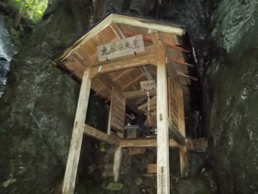 9：59　ここに祀ってある祠。なんて書いてあるのかよくわかりません。作り直したんでしょうか。けっこう新しいです。