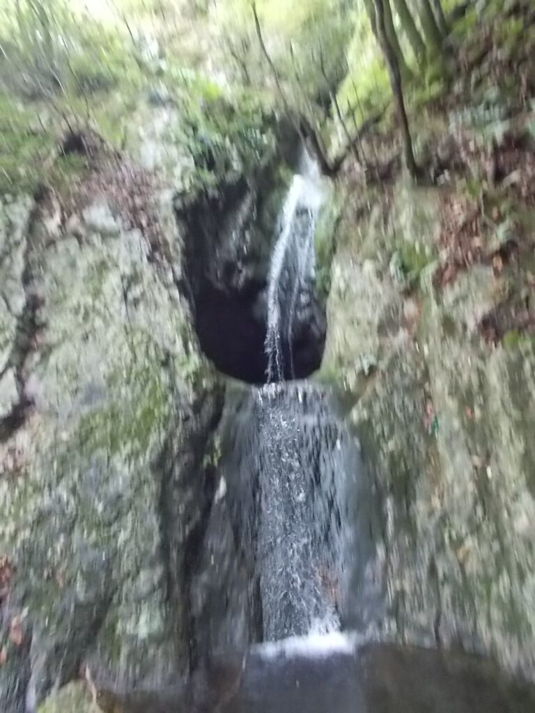 10：27 一の滝と二の滝。これも無理やり系ですね。単なる二段滝