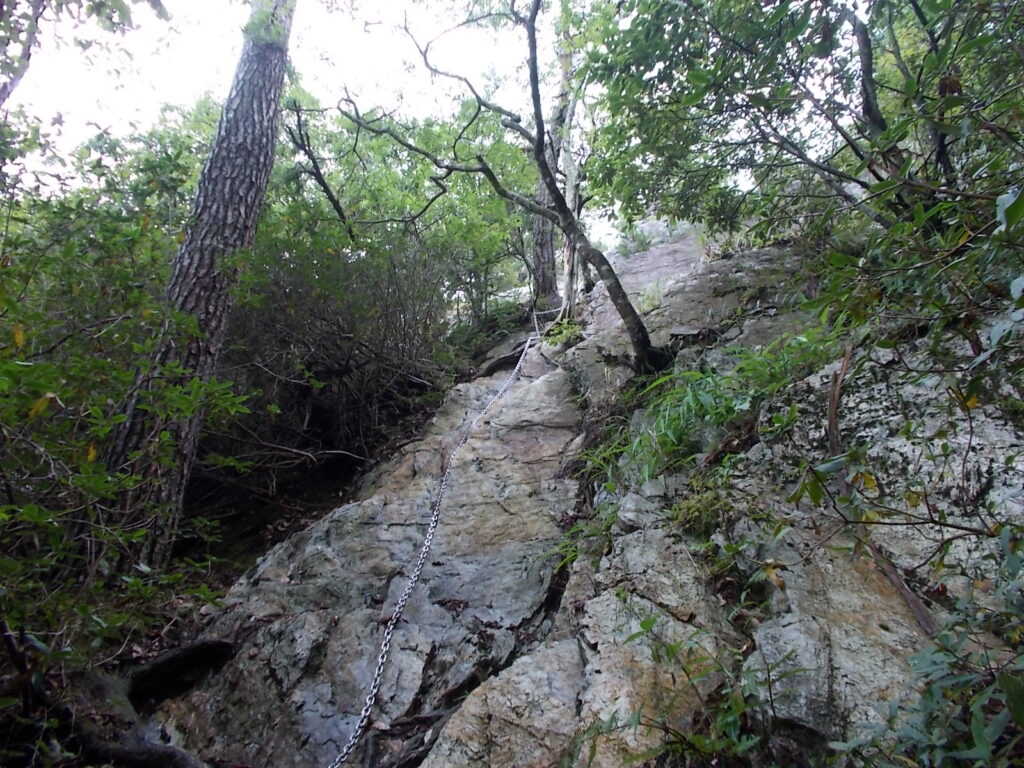 10：28　滝が終わると、最後は鎖のある岩壁を登ります。ここから戻ってもいいんですが、下るのはかなり怖いので、頑張って登るしかありません。