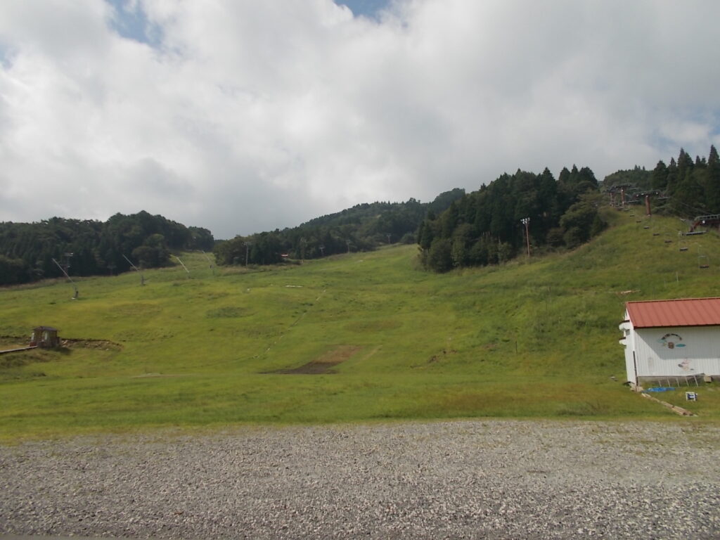 10：21　千種高原スキー場の駐車場からみたゲレンデの風景です。最後はここを下りてきます。