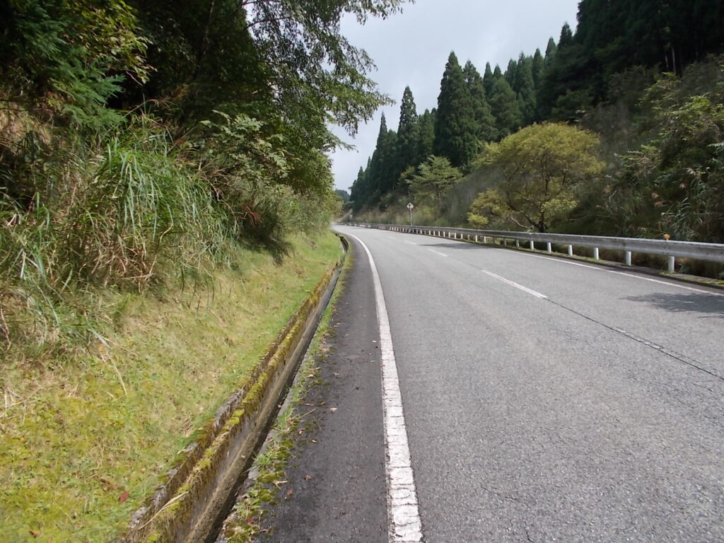 10：27　少し戻って、県道を峰越峠目指して登っていきます。なかなかの上りです。日差しはきついし。
