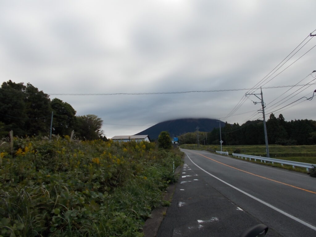 8:17 ICを下りて大山に向かう途中から見えた大山。残念ながら山頂付近は雲の中です。