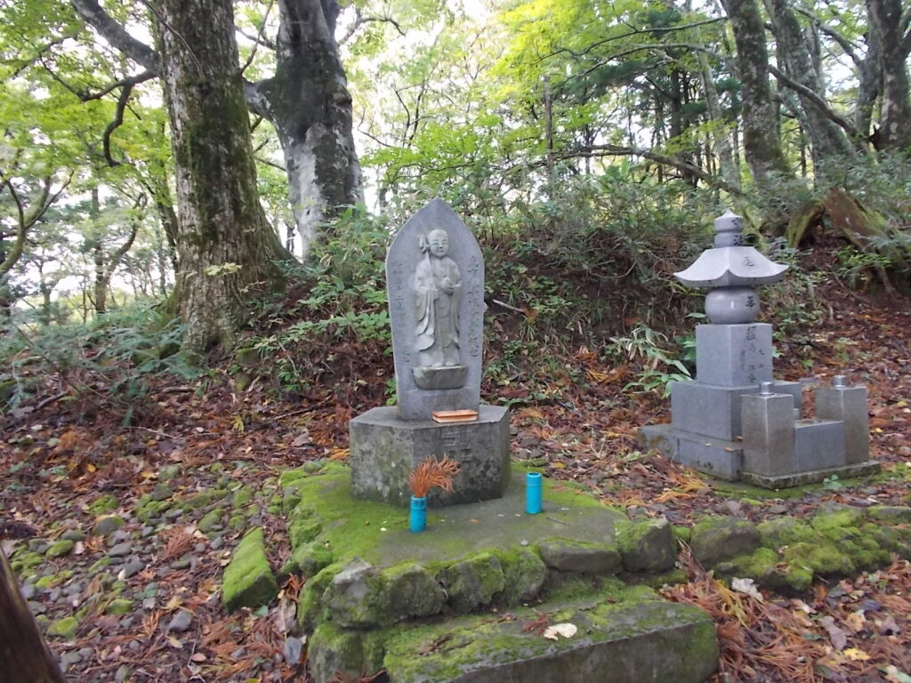9:21 登山道脇にあるお地蔵さん。