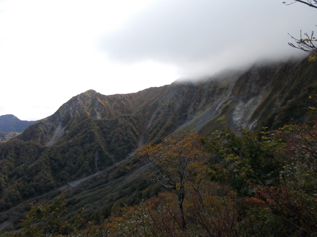 10:17 避難小屋から見た北壁と三鈷峰。